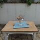 Table basse vintage piètement gris perle, plateau bois.