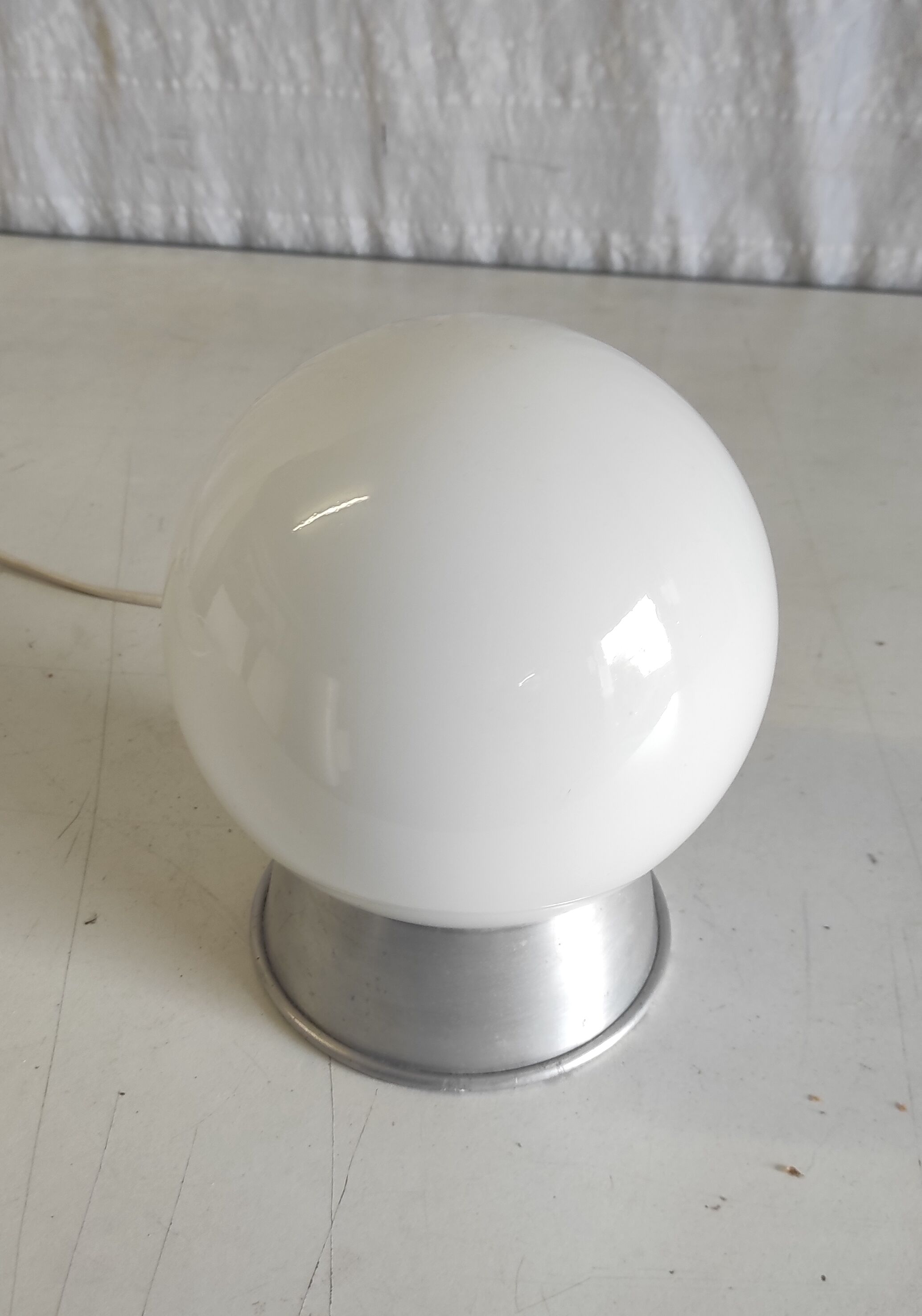 Lampe à poser en aluminium et globe opaline blanc – années 50/60