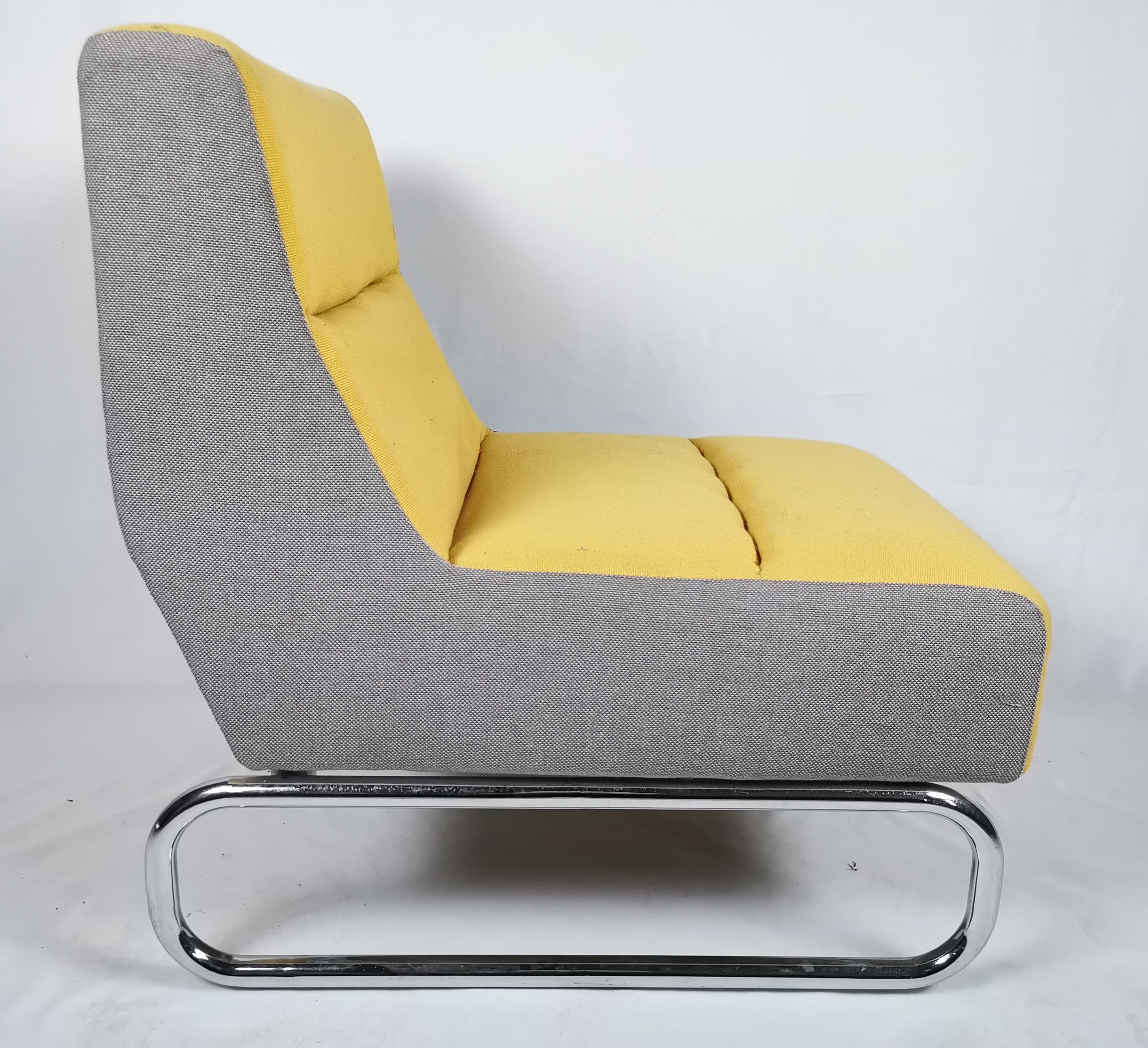 Chauffeuse L en tissu gris et jaune sur piétement chromé vers 1980