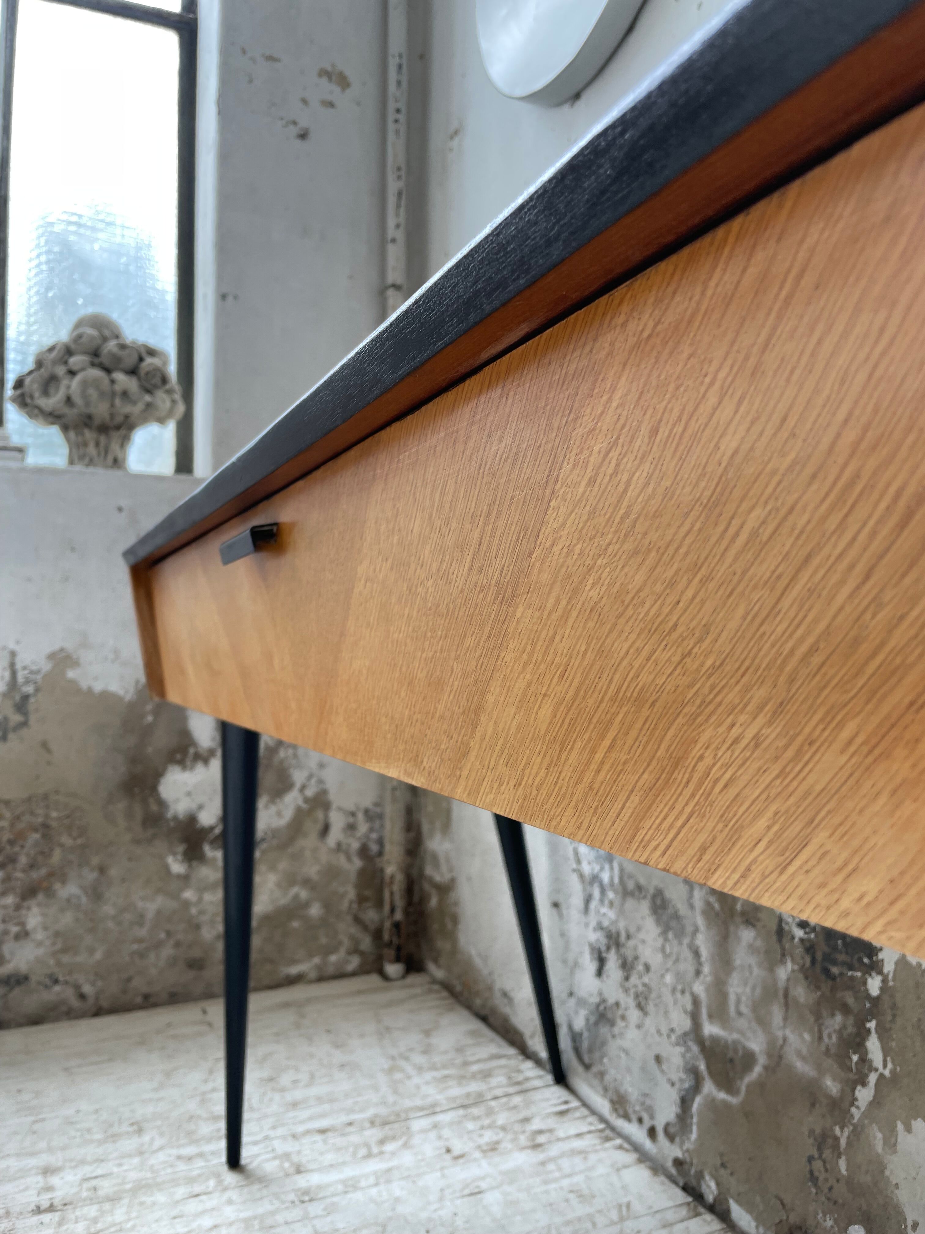 Console desktop feet compass 60s