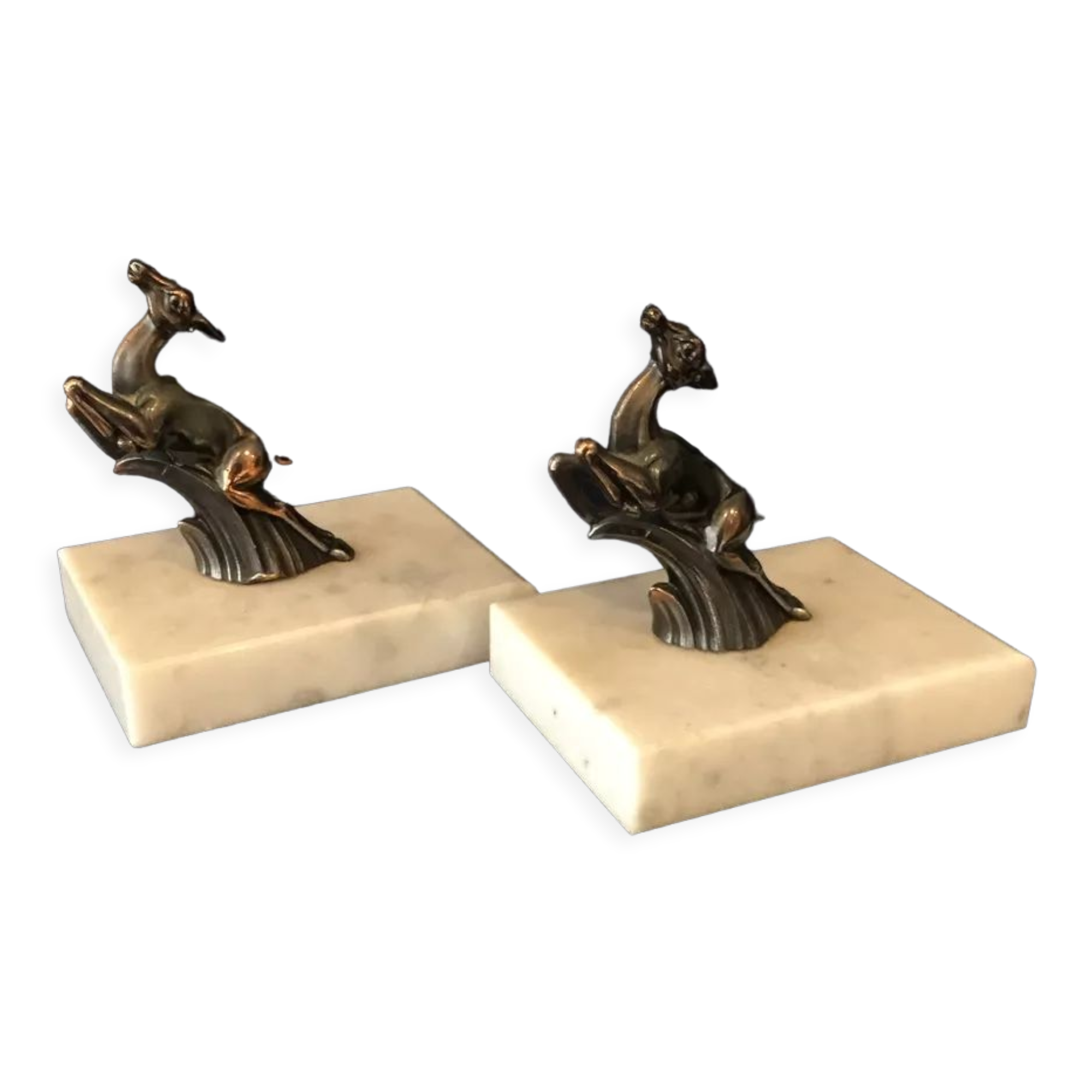Paire de serre-livres art deco biches en regule socle marbre blanc veine de noir