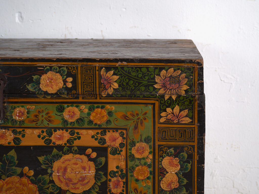 Antique chest painted in pine wood – China, around 1900