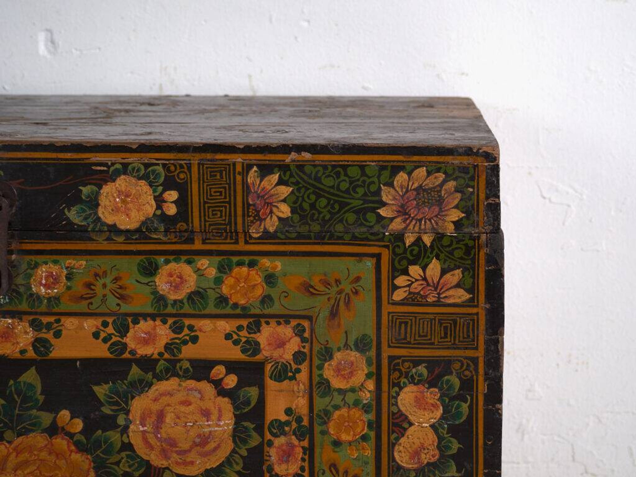Coffre ancien peint en bois de pin – Chine, vers 1900
