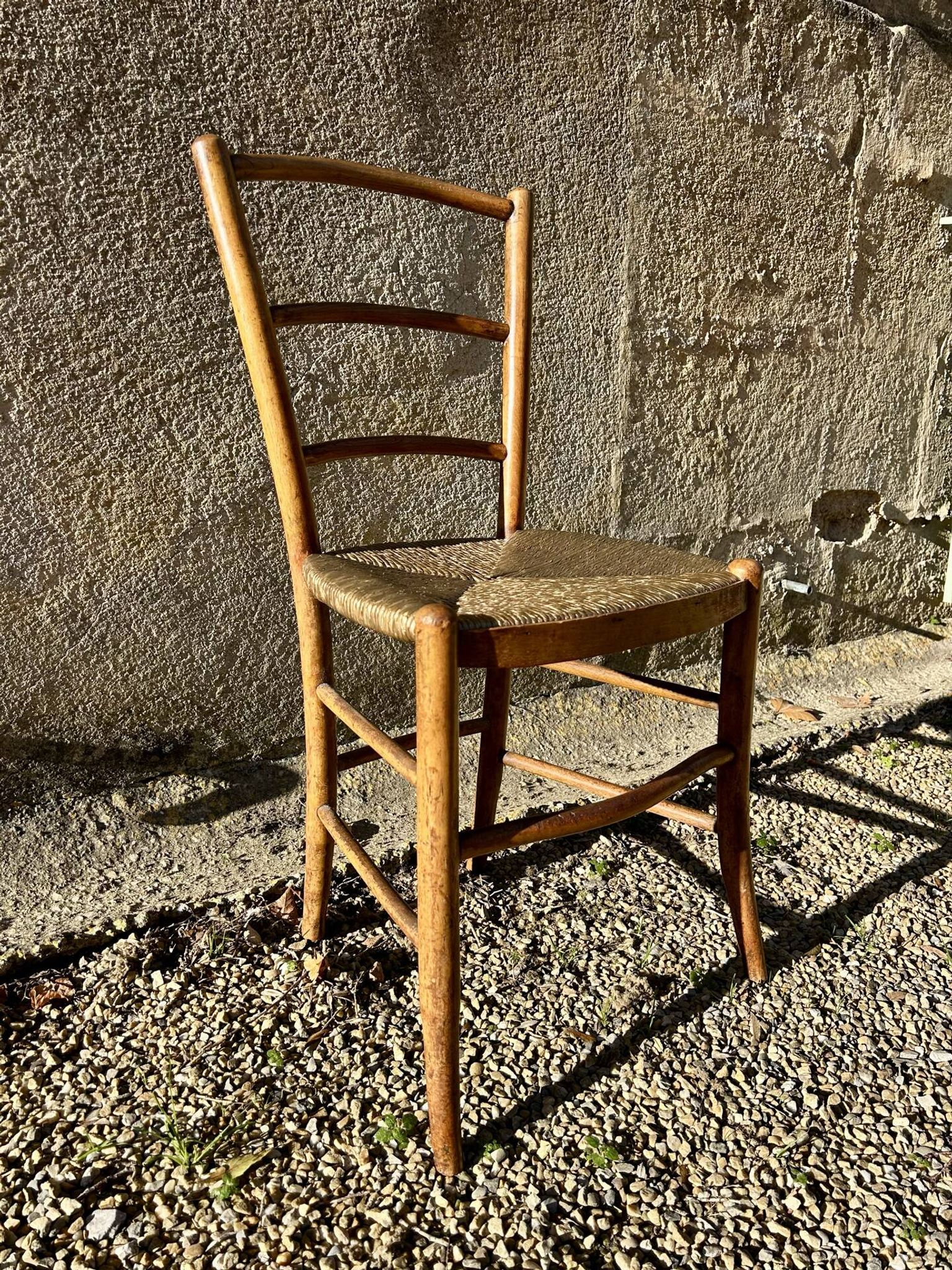 Chaise paillée vintage dorée