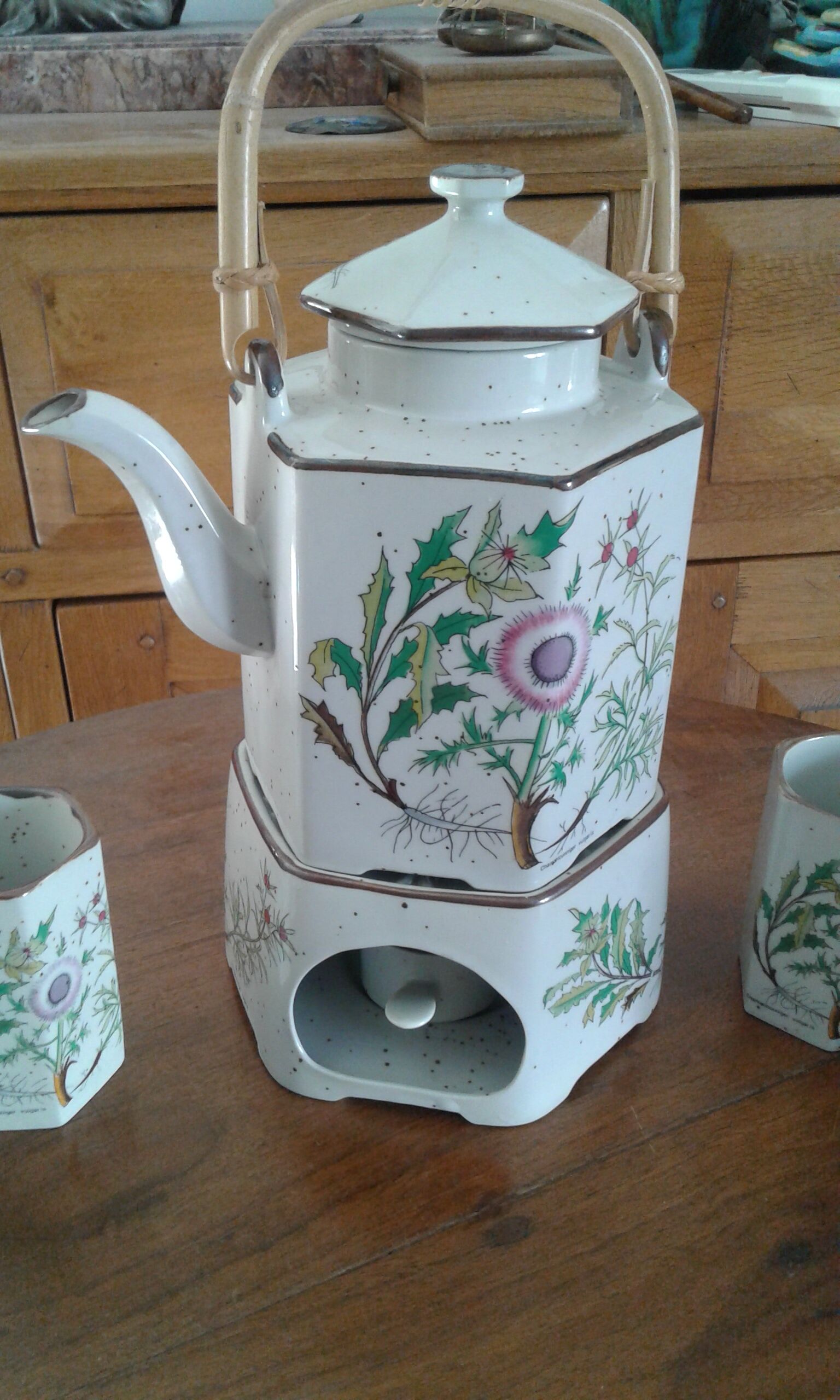 Teapot service and 6 cups