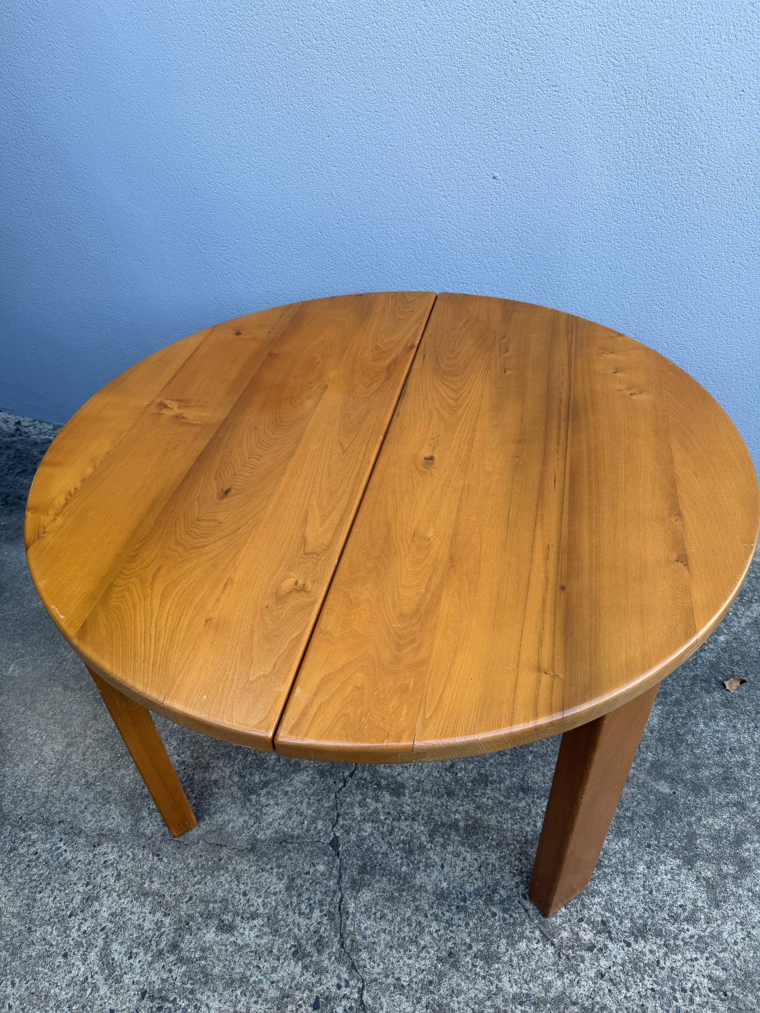Round table in solid elm from the 1970s by Maison Regain.