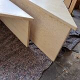 Table basse triangle travertin.