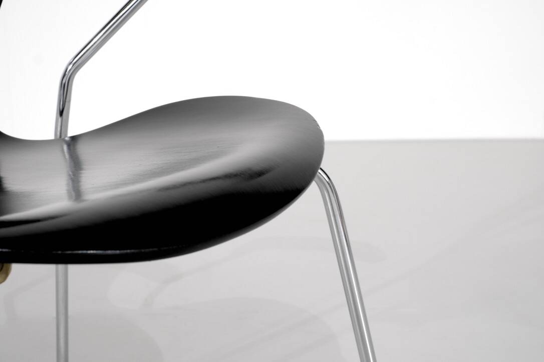 Model "3207" chair by Arne Jacobsen for Fritz Hansen, Denmark.