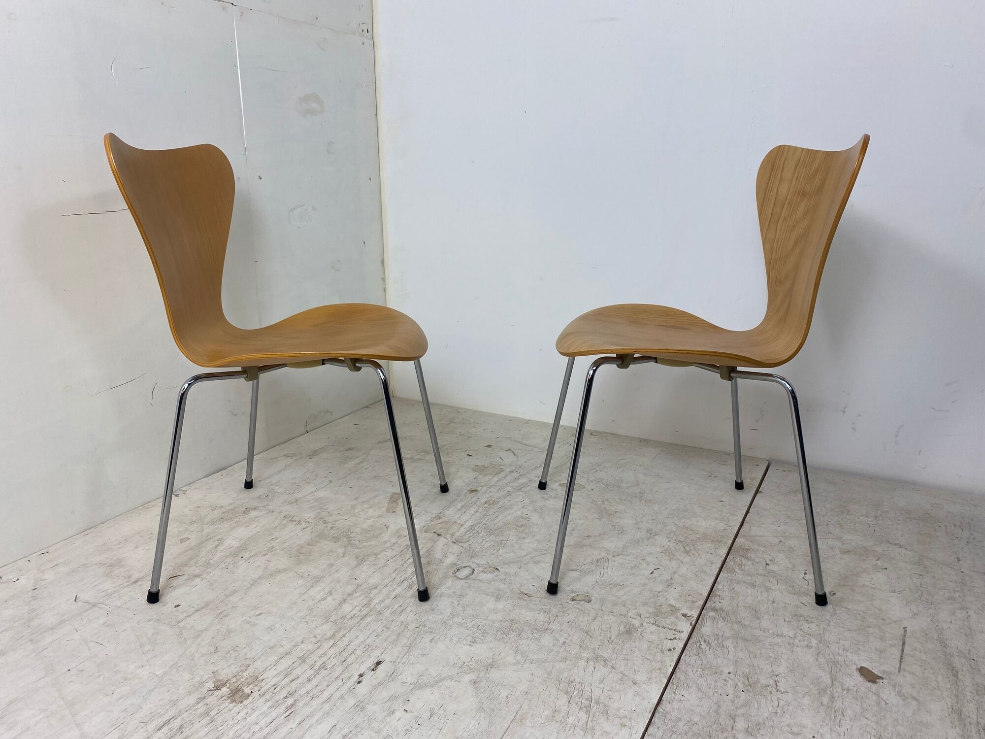 3107 dining chairs by Arne Jacobsen for Fritz Hansen