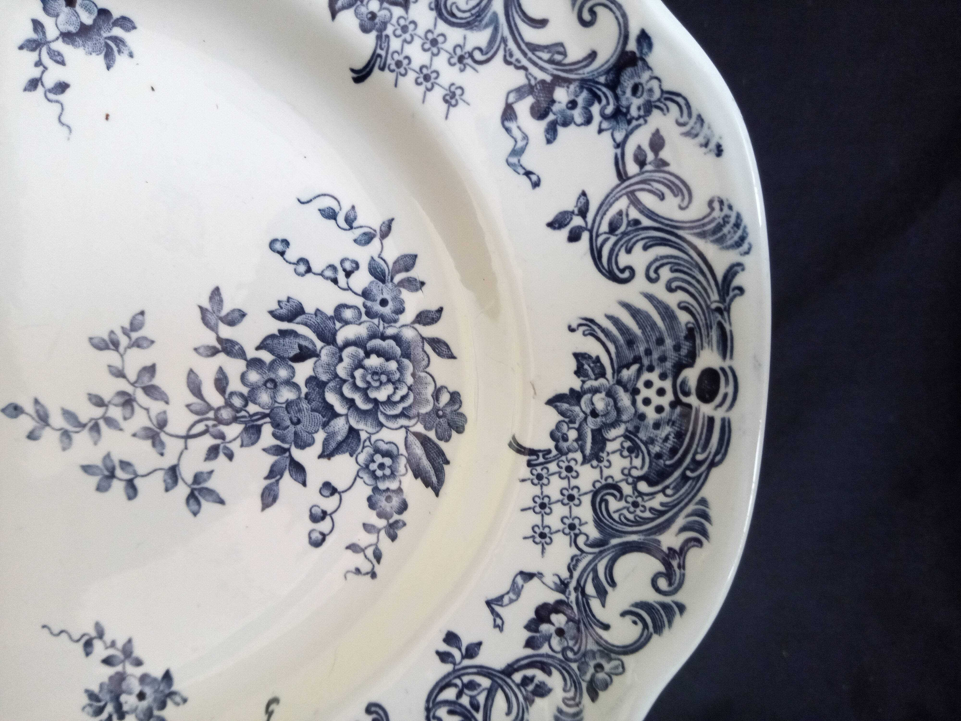Plat de forme ovale en porcelaine Villeroy & Boch, modèle "Valeria"