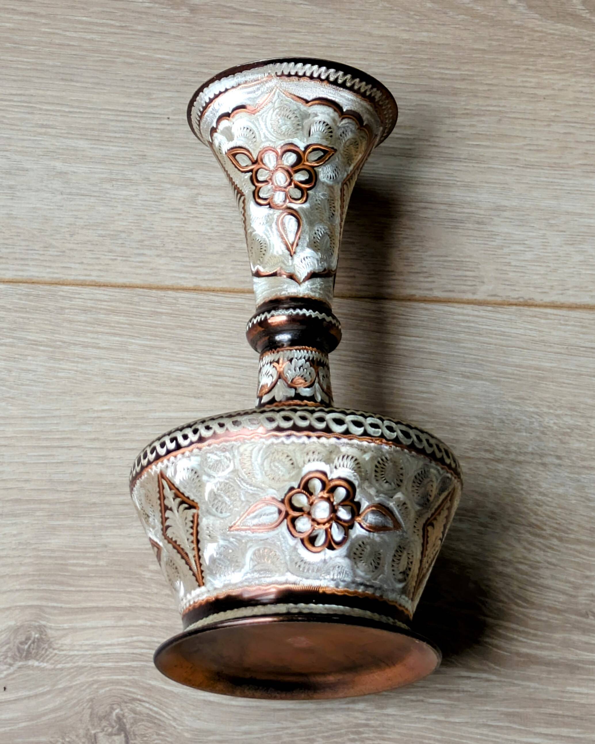 Decorative handcrafted vase in chiseled copper - Floral motifs - Orient / India