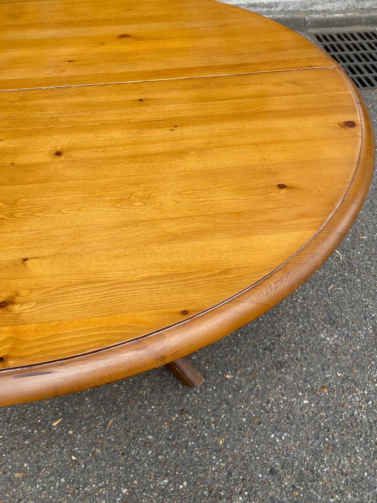 Round table in solid pine with a central baluster leg from 1980.