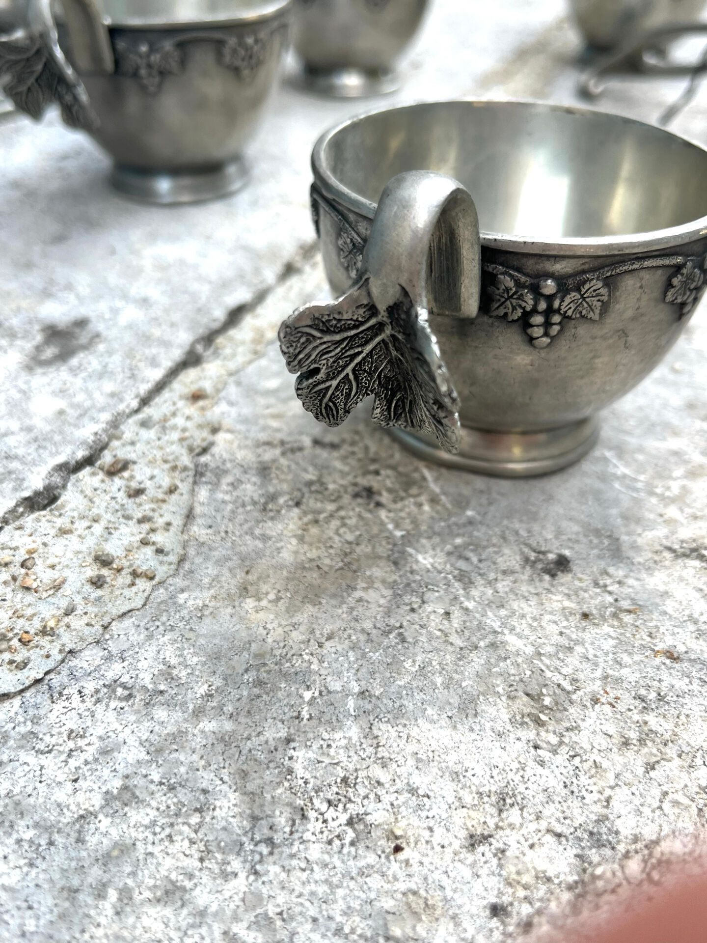 French pewter punch bowl set with 10 cups and ladle – grapevine Etain
