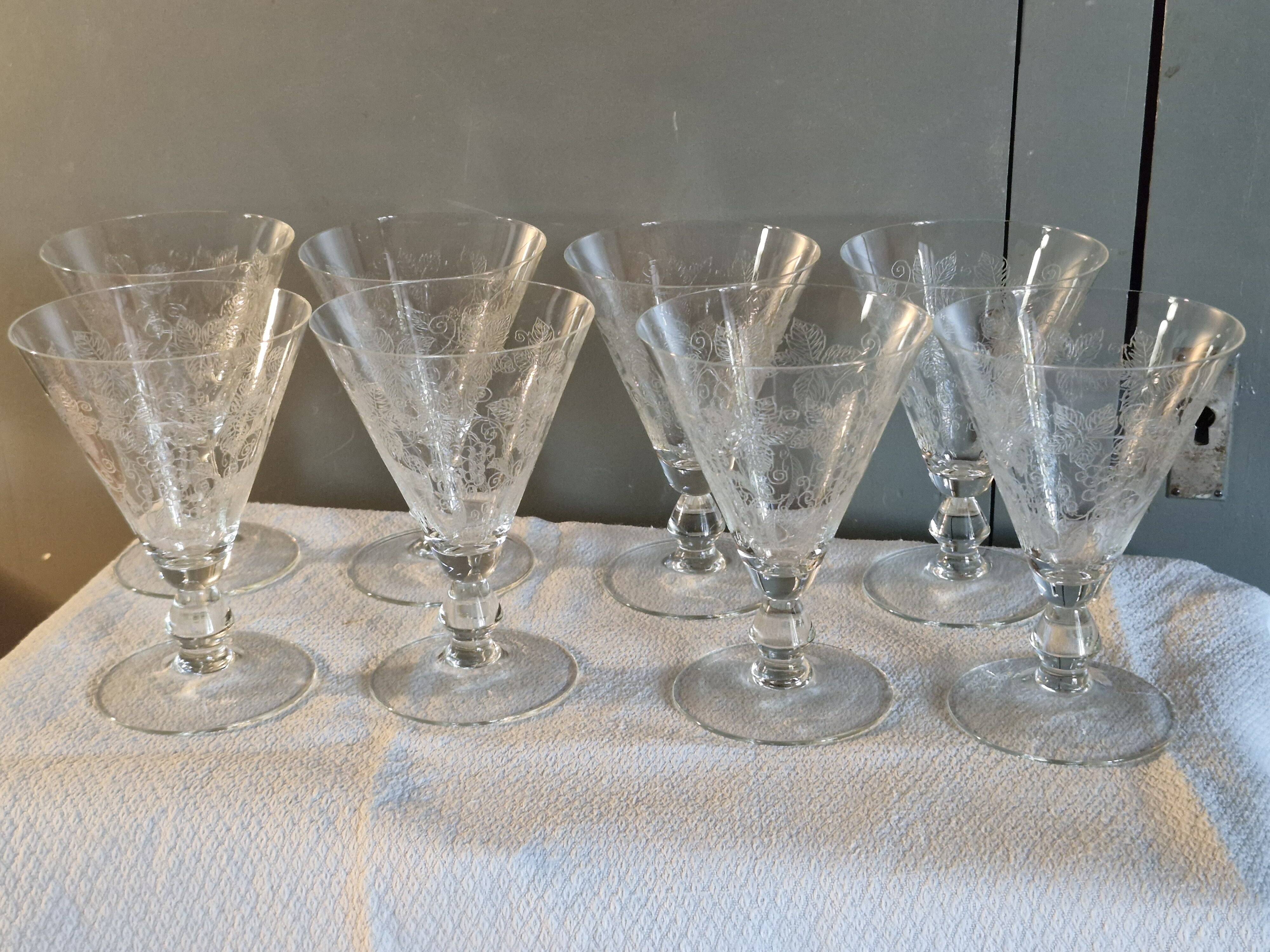 8 large Art Deco crystal glasses, grape clusters (+ 2 gifts)