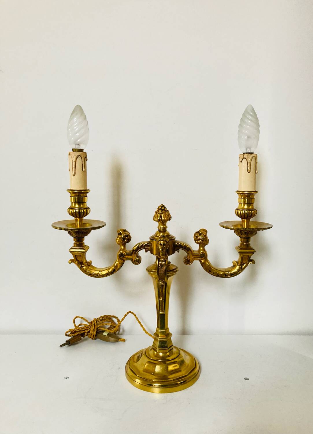 Chandelier en bronze à décors de putti et cariatides, début XXe