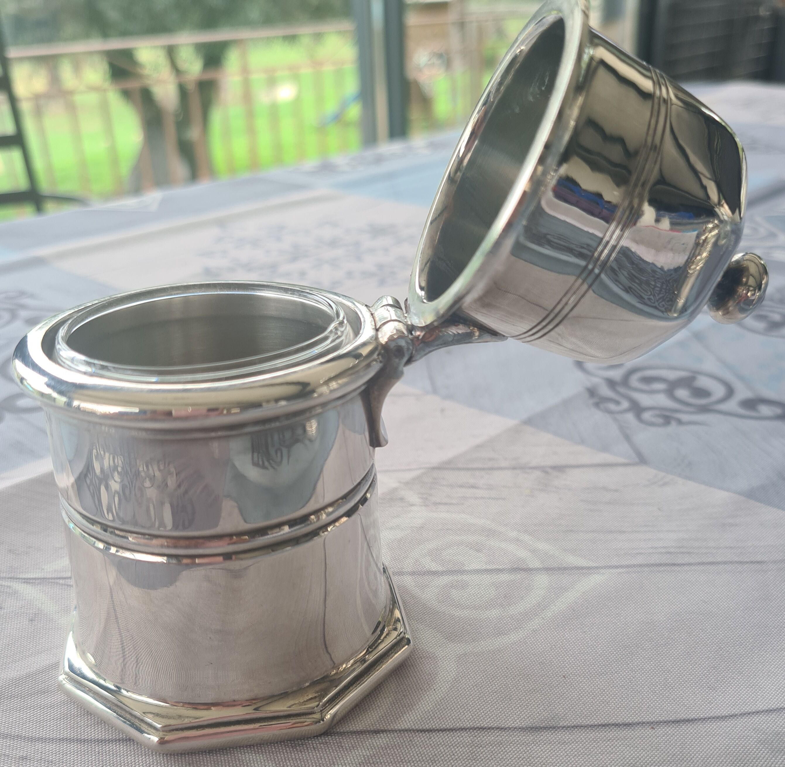 Table container from Christofle in silver-plated metal.