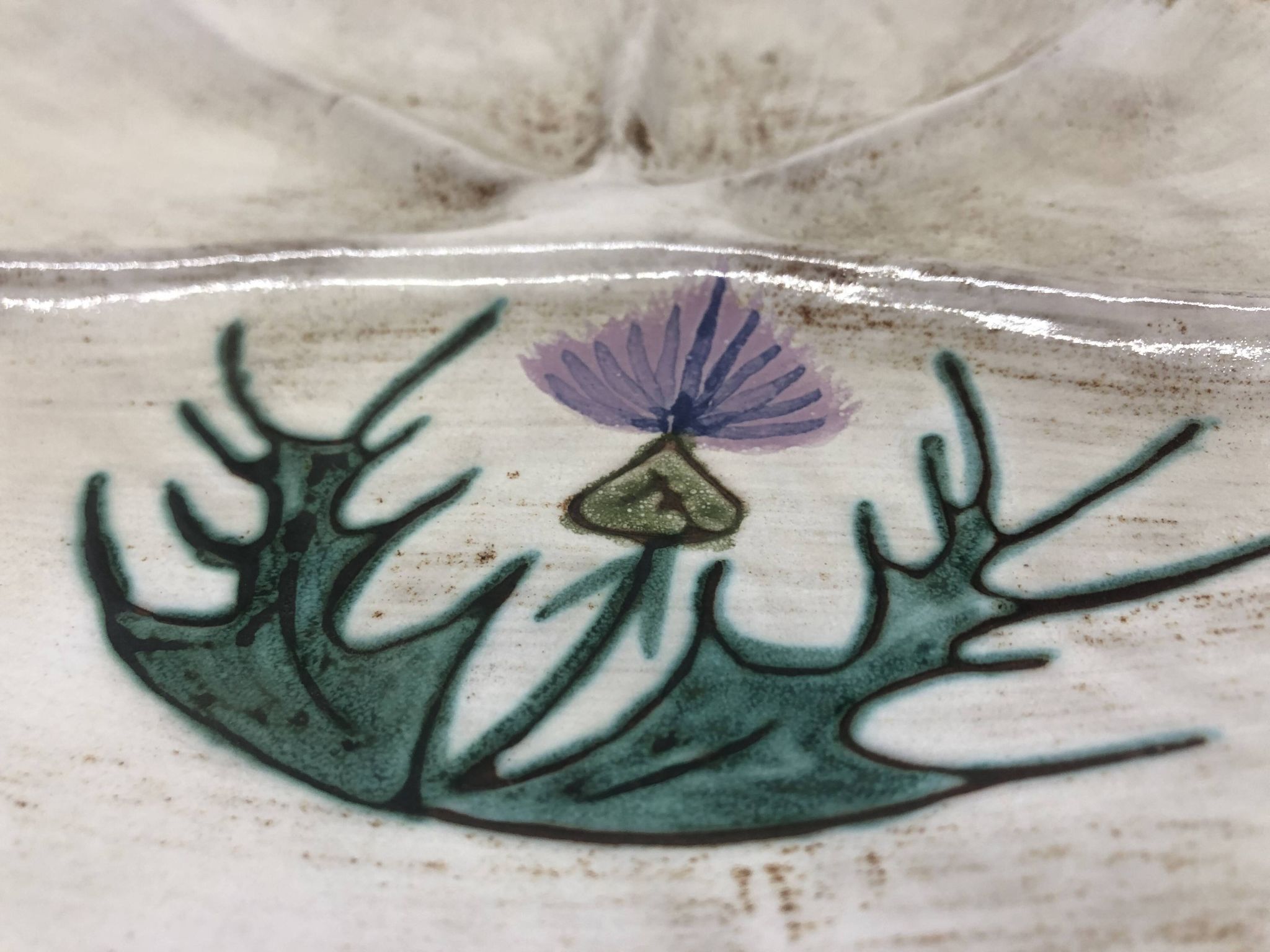 Plat décor au chardon par Daniel Étienne à Vallauris