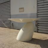 Table à manger en résine laquée
