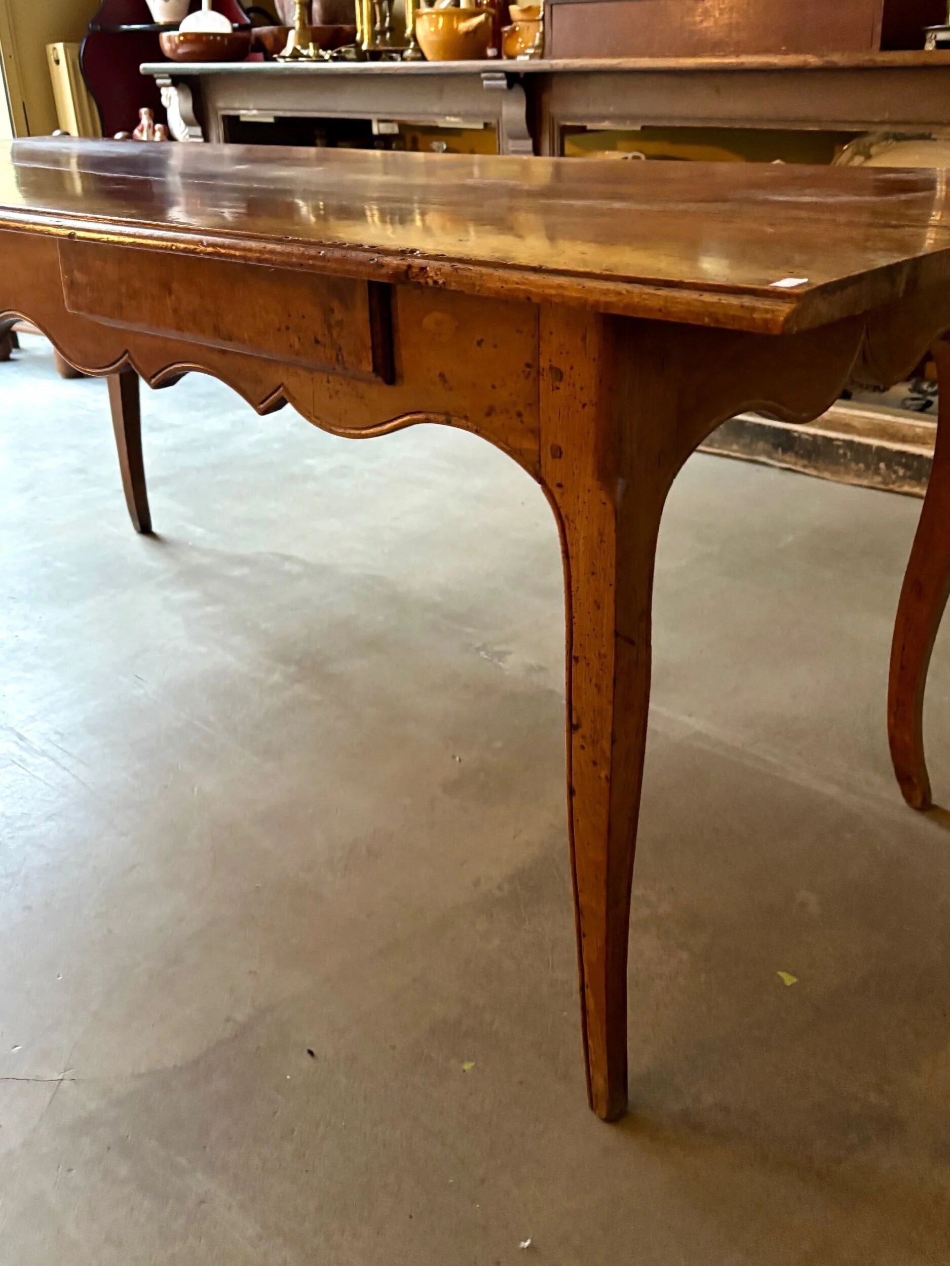 Dining table with 2 drawers in walnut, Louis XV period, 18th century. ☐ 188 x 70 cm