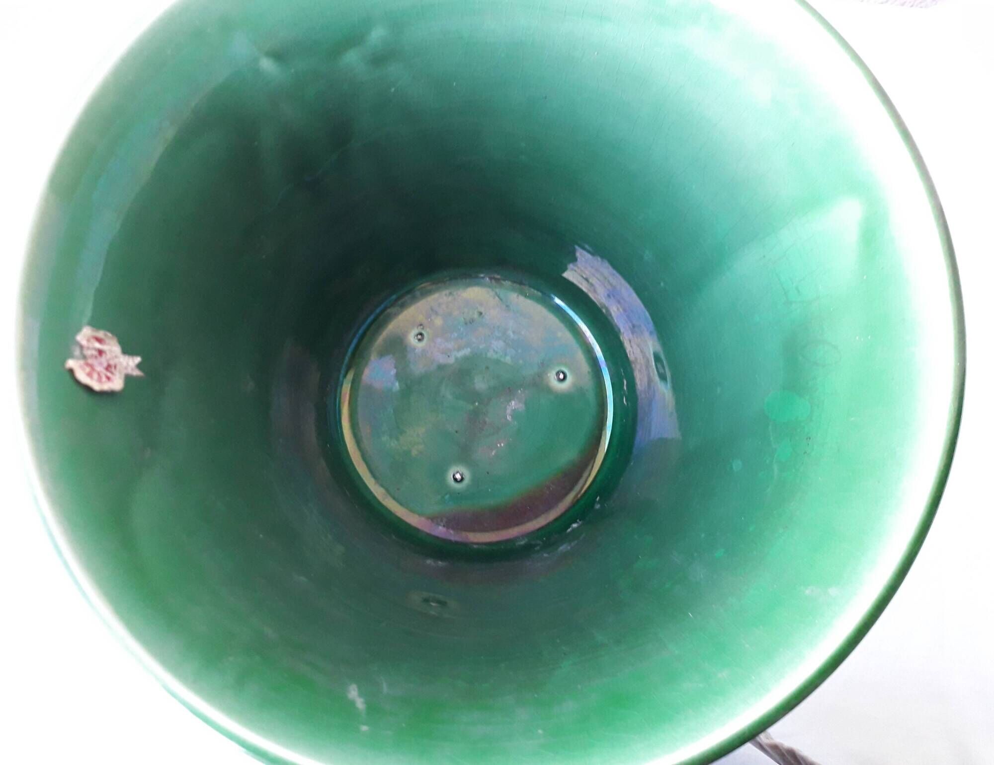 Green ceramic cache-pot