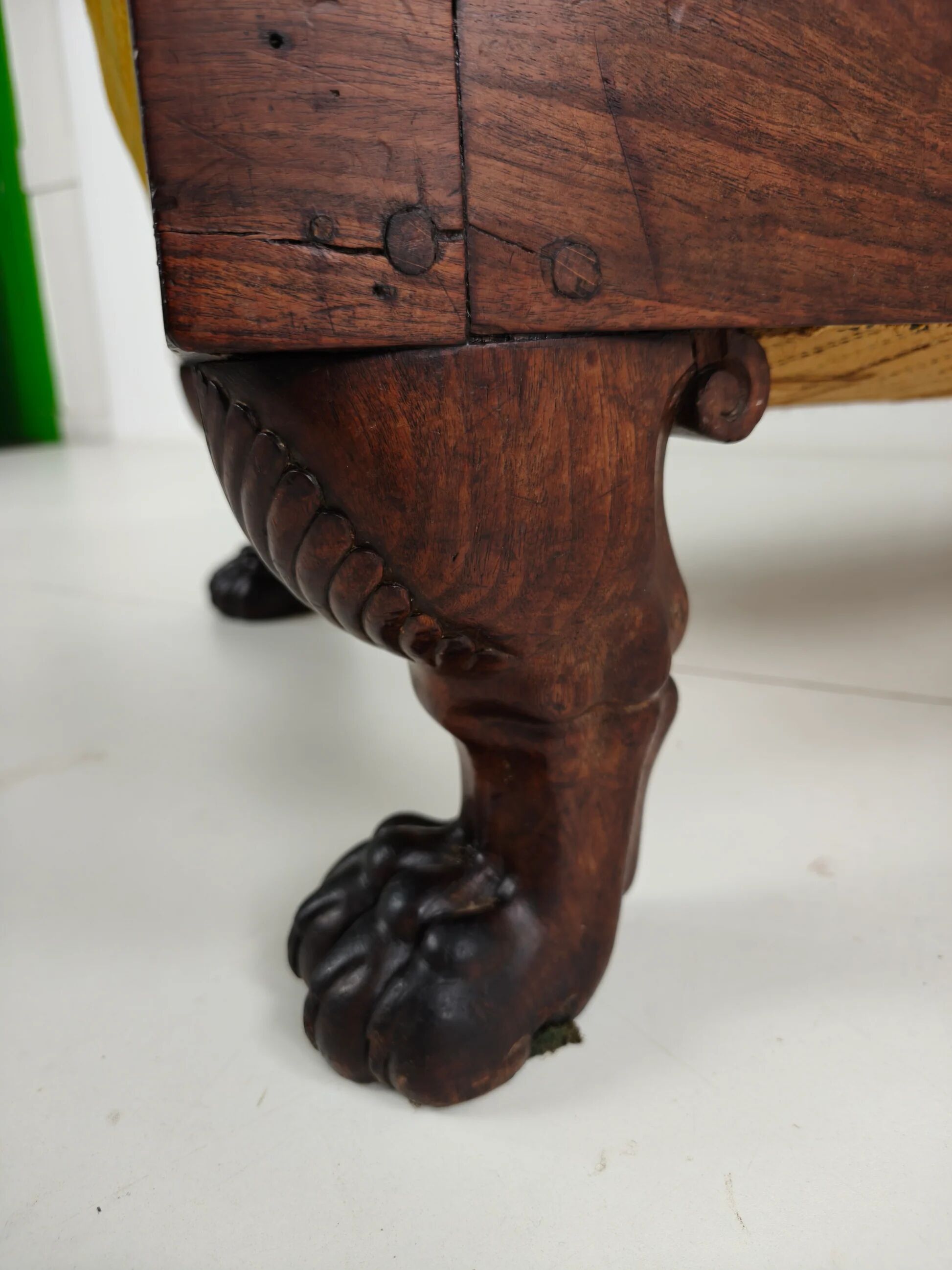 Superbe chaise longue Empire en acajou – vers 1800–1830 – pieds en pattes de lion sculptés