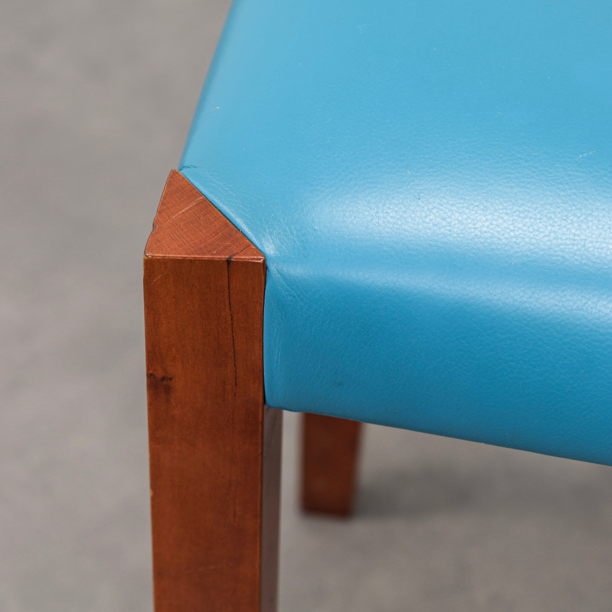 Ensemble de 4 chaises de salle à manger en cuir postmodernes, Italie, années 1990.