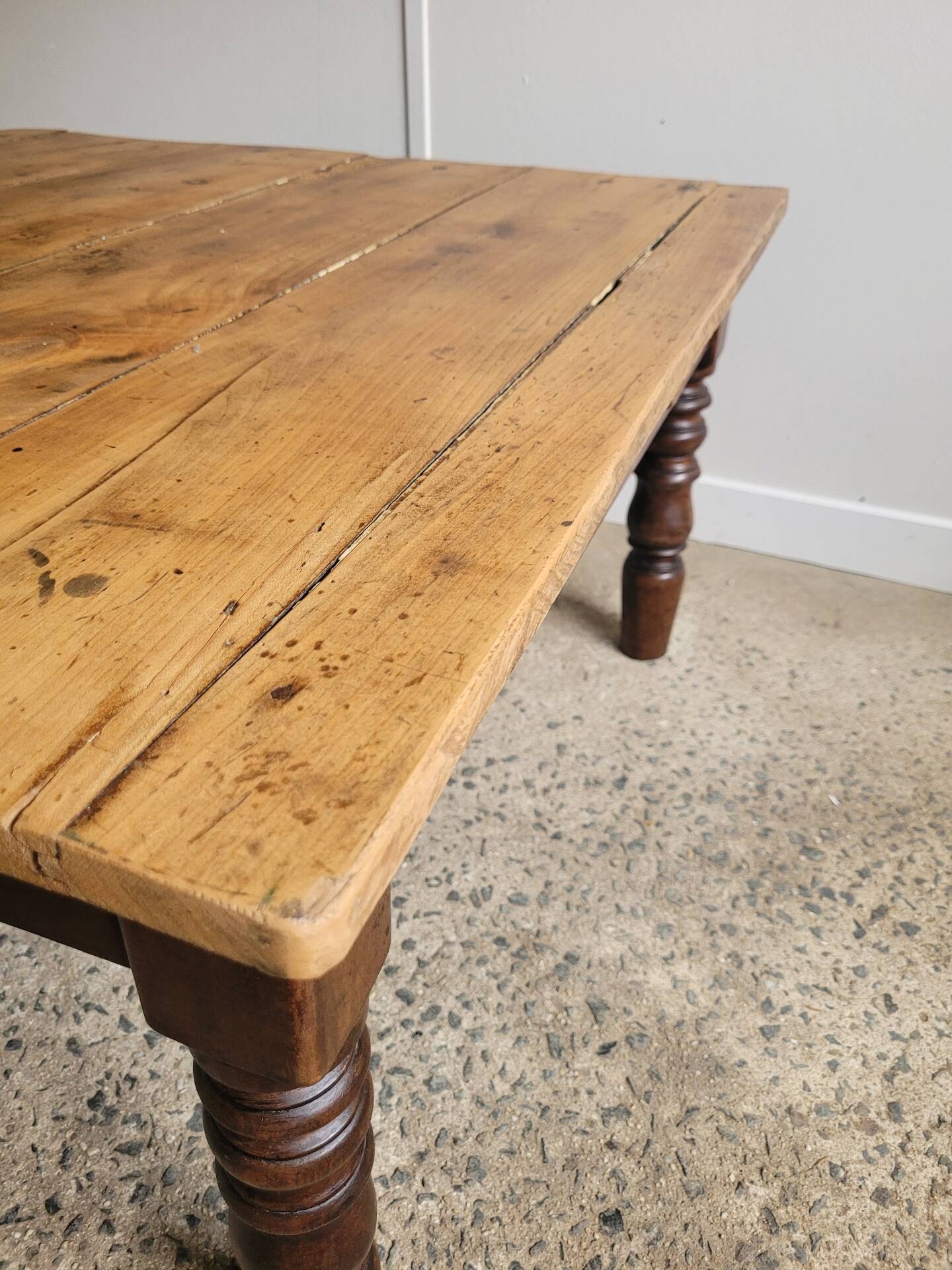 Wooden coffee table with turned legs