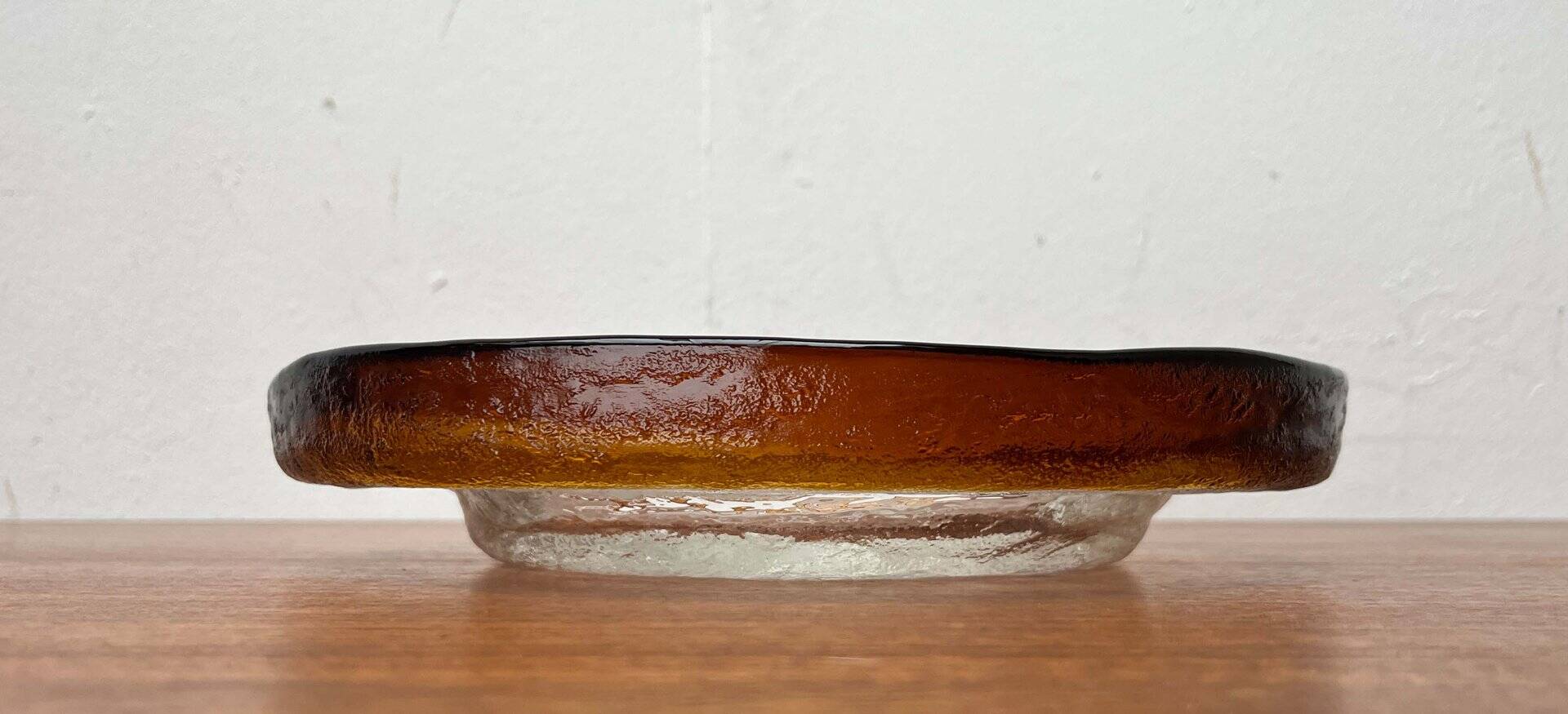 Modern mid-century glass bowl by Pertti Santalahti for Humppila, Finland, 1960s.