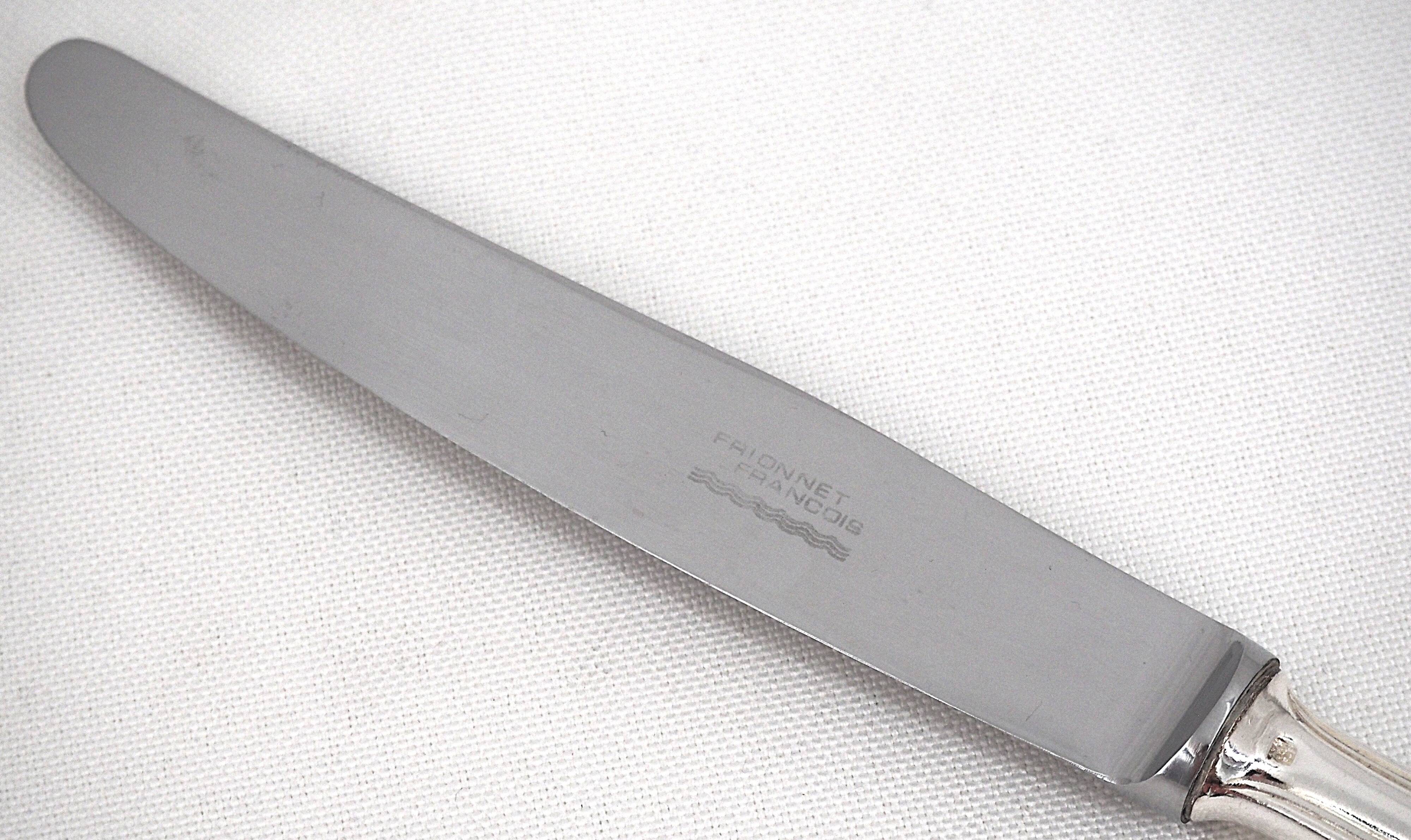 François Frionnet, 12 couteaux de table en métal argenté, filet simple, Albi.