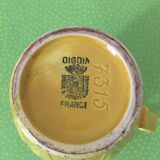 Petit pichet jaune ancien estampillé Digoin, numéroté 7315. Motifs en relief fleurs et feuilles