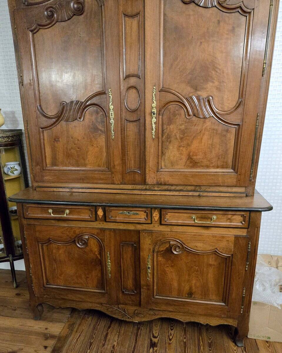 Buffet deux corps Louis XV Charolais en noyer, d’époque XVIIIᵉ si