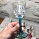 Ancien et rare ! Vendu en lot de 12 Verres à pieds torsadés colorés et gravés de fleurs et feuilles