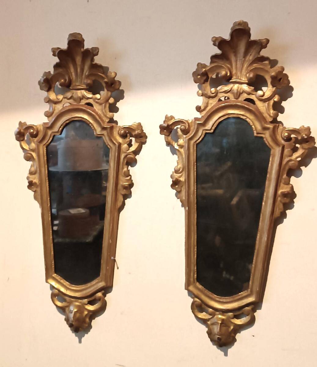Ancienne paire de miroirs en bois sculpté et doré