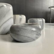 Série de 5 bougeoirs gigognes en marbre blanc