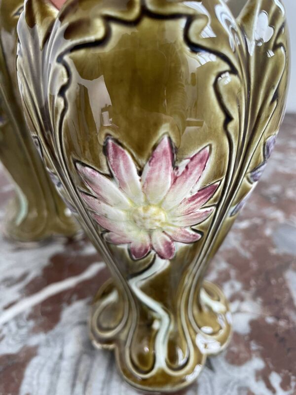 Vases en barbotine, paire, Art Nouveau, faïencerie DE BRUYN, signés, numéro
