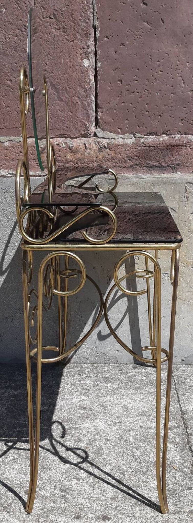 Coiffeuse et chaise en métal doré et opaline.