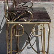 Coiffeuse et chaise en métal doré et opaline.