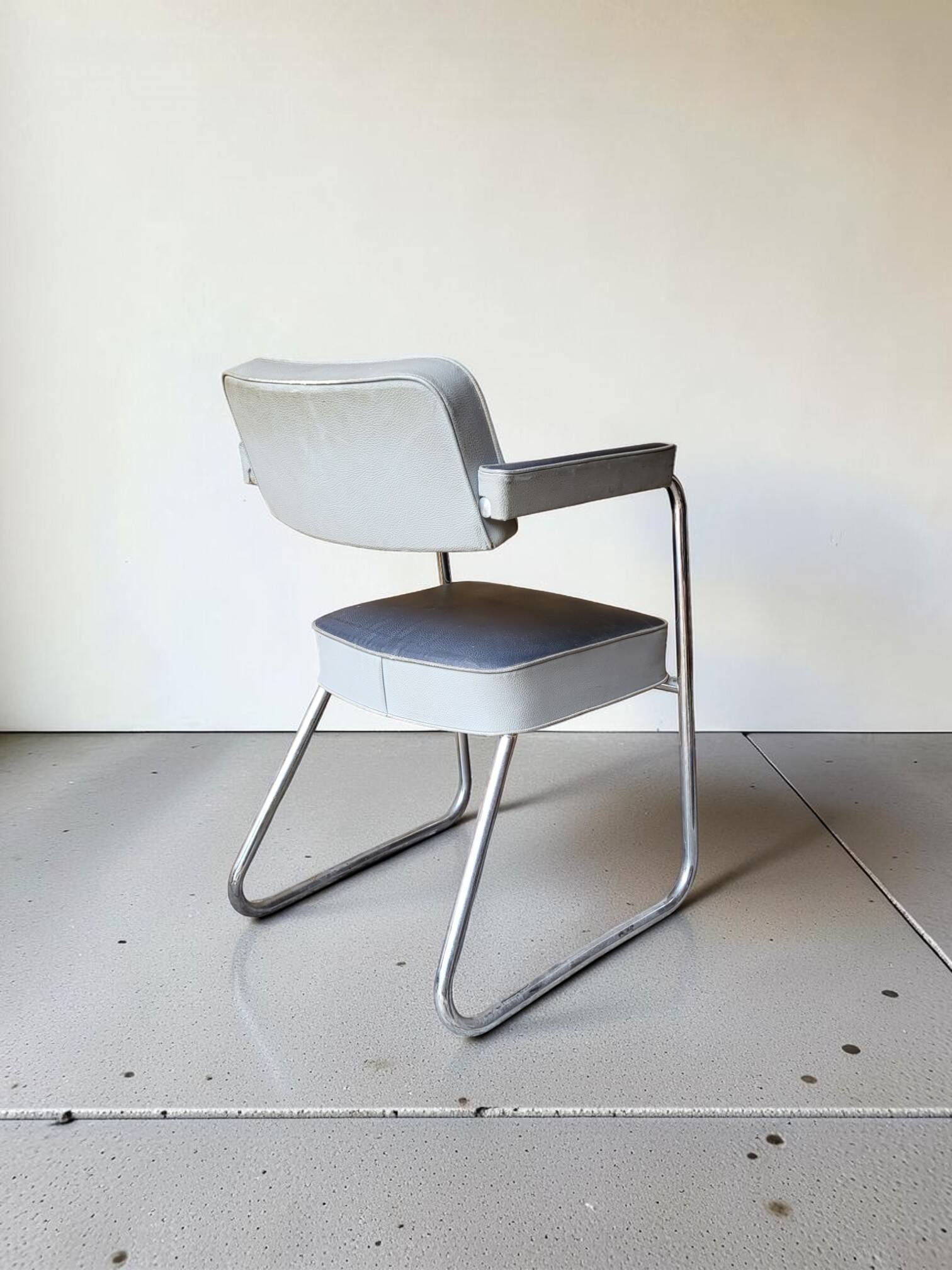 2 armchairs from the 1950s in the Ronéo style of Pullman.