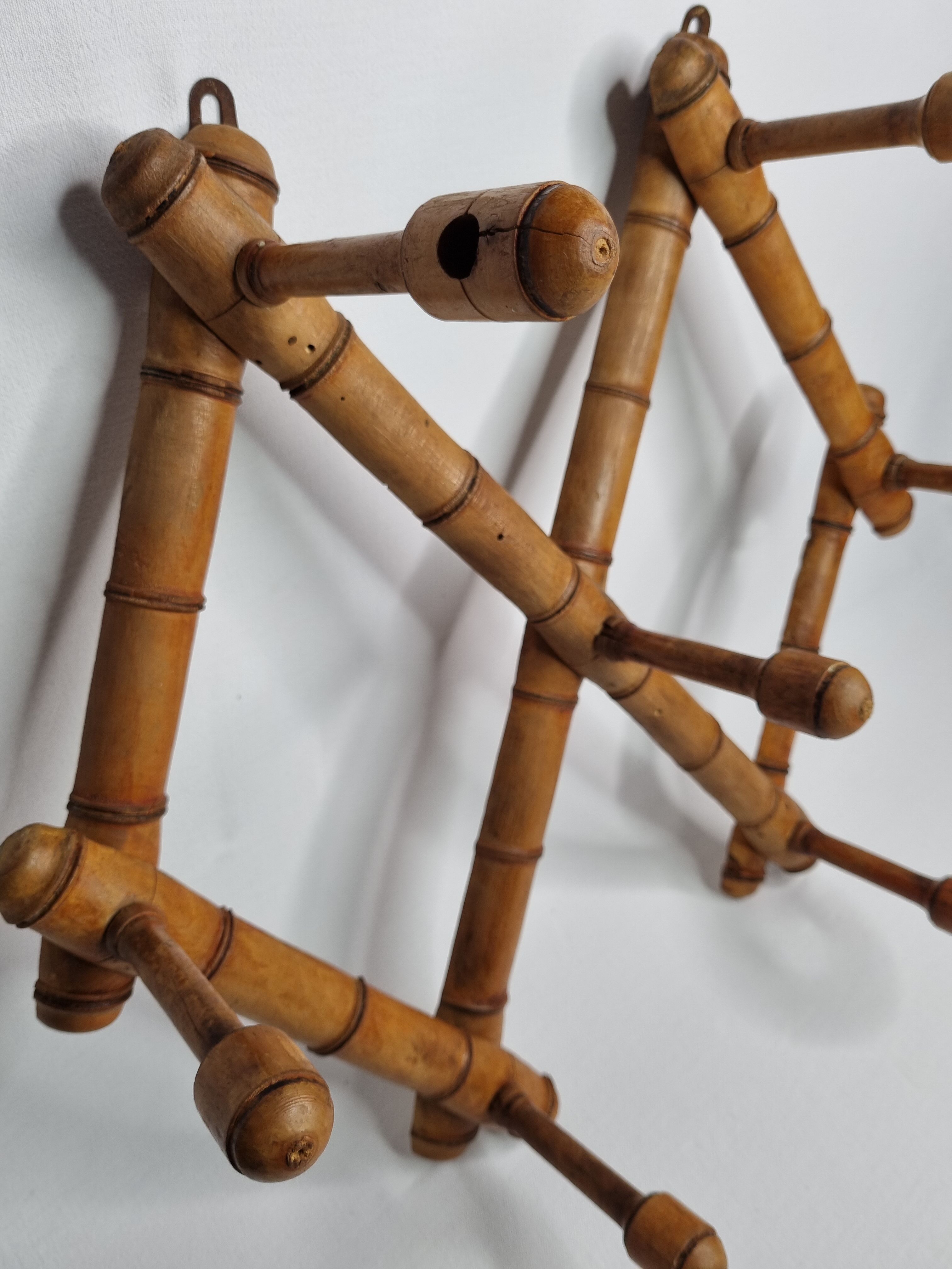 Portemanteau mural extensible en bois imitant le bambou, sept patères