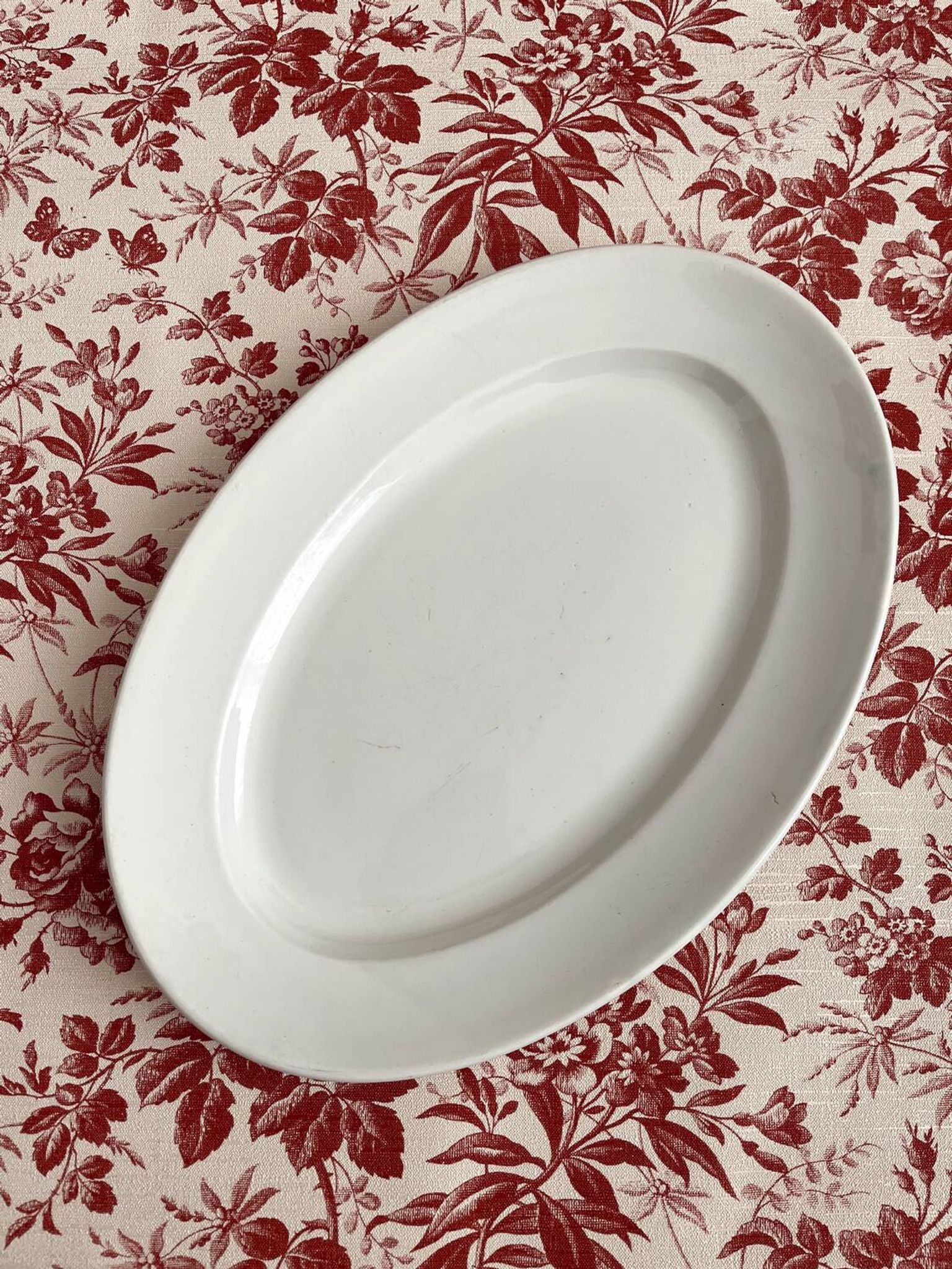 Plat ovale blanc en terre de fer Creil et Montereau fin XIXe