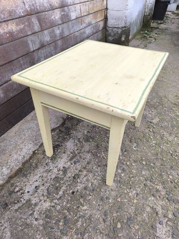 Table basse patinée jaune et vert par une artiste locale