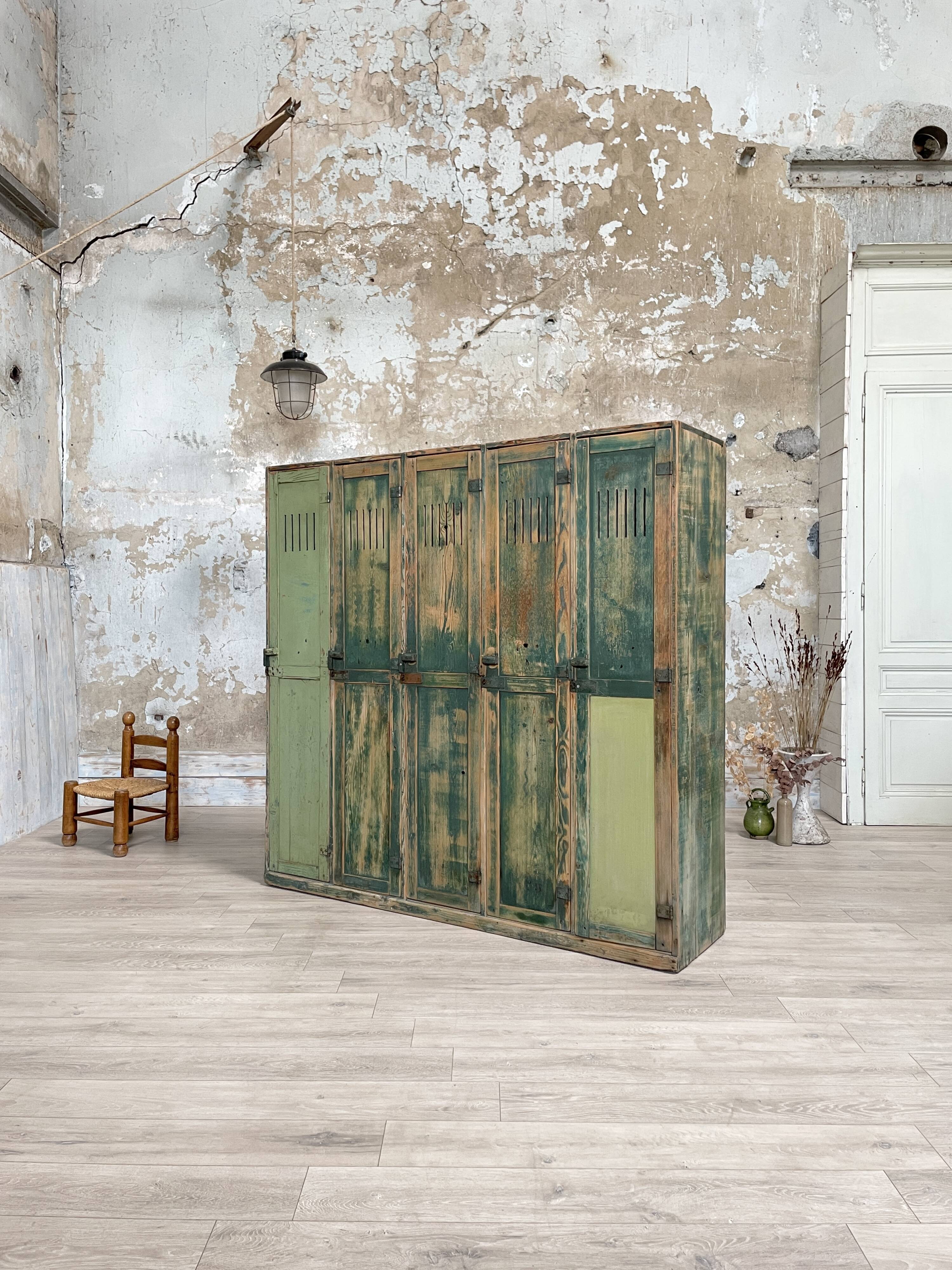 5-door cloakroom in patinated wood