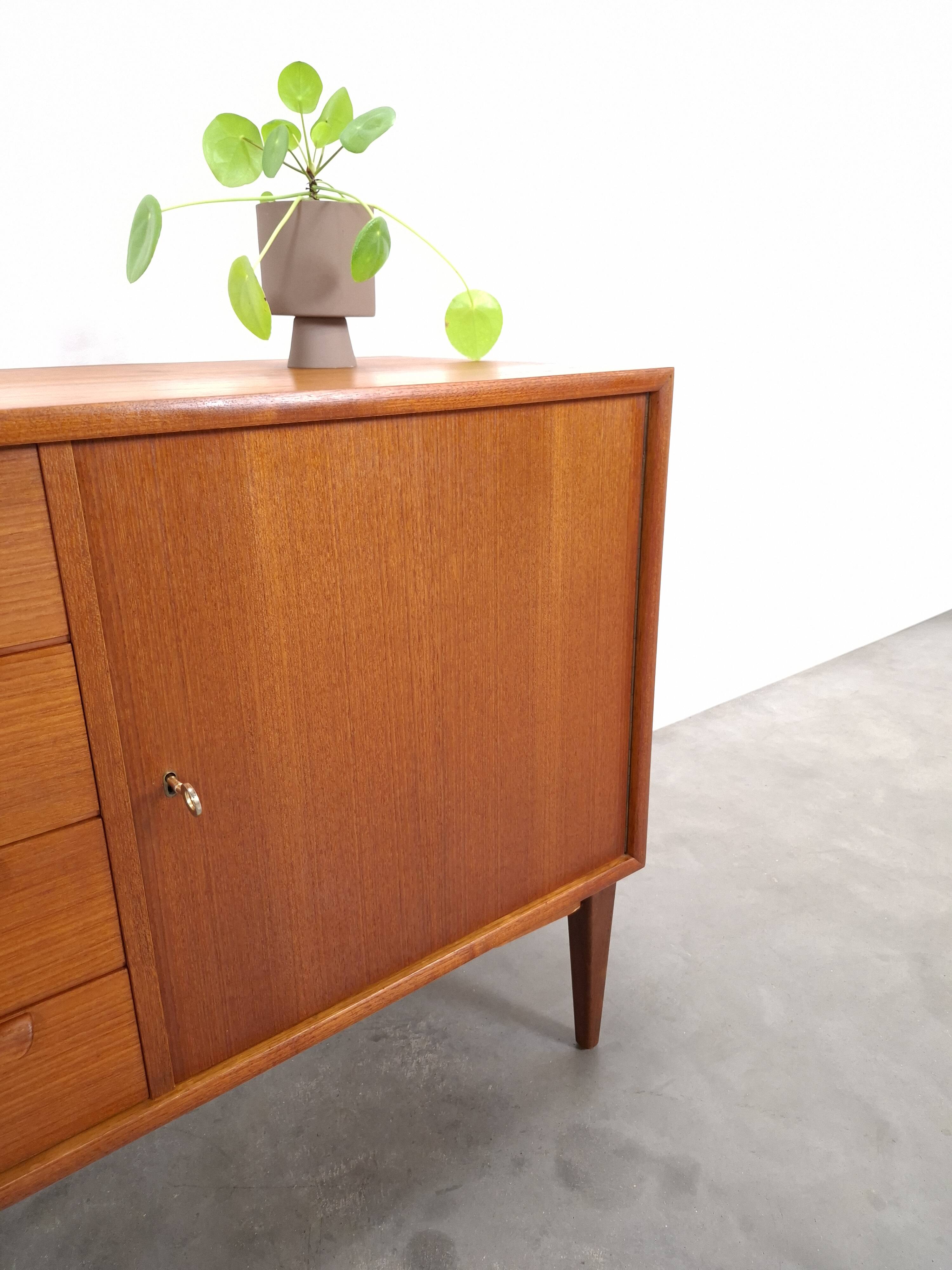 Teak sideboard met 4 lades en houten grepen, Bornhold