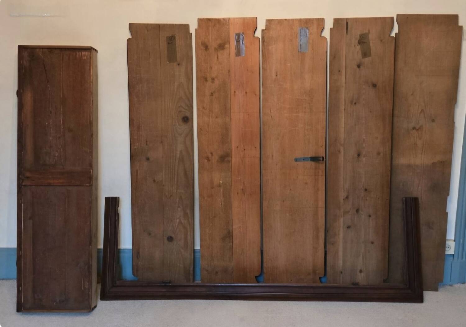 Armoire Empire avec colonnes ornées de bronze