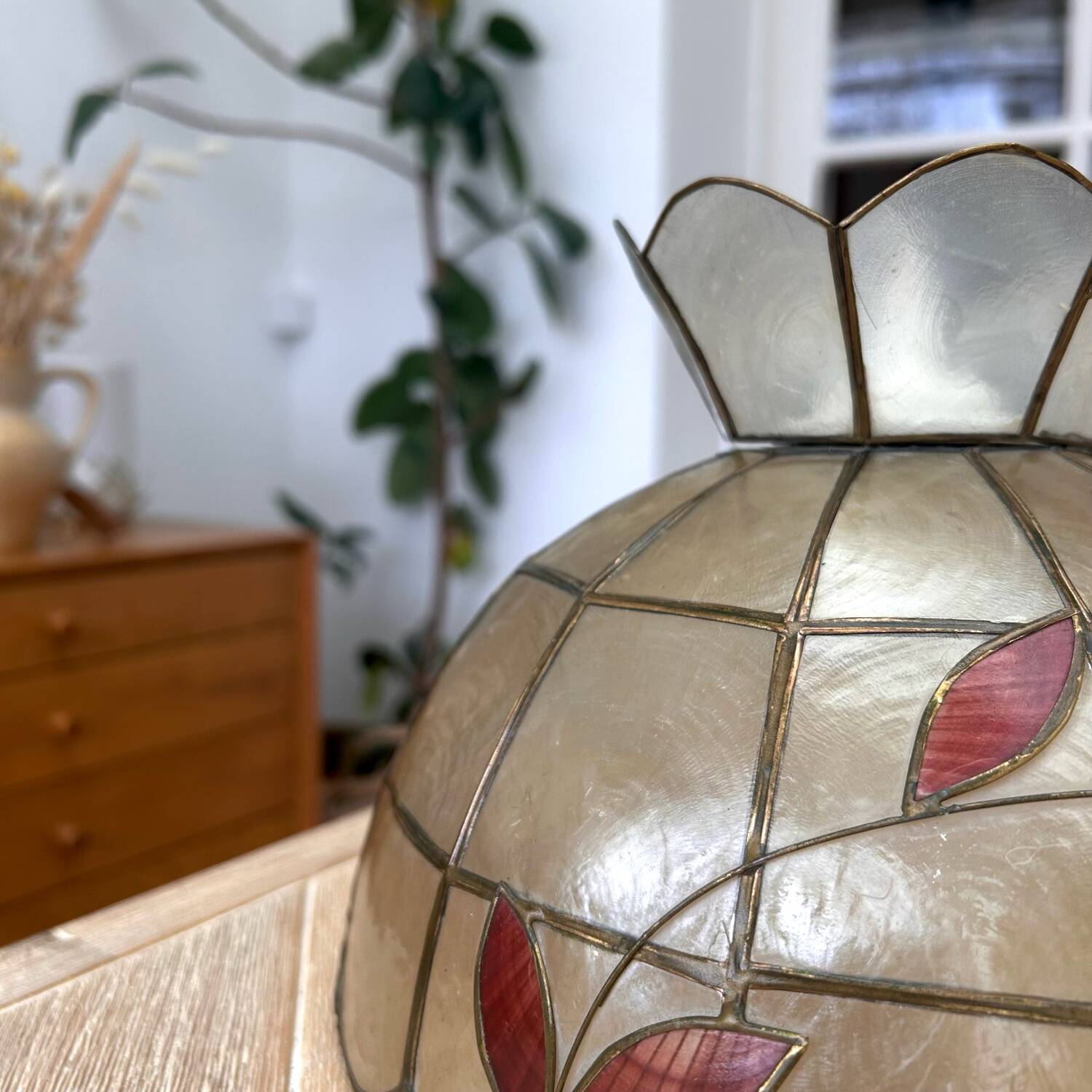 Mother-of-pearl pendant - pink leaf decorations