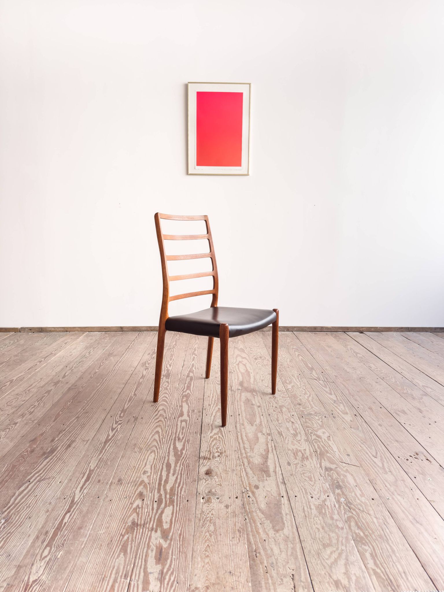 Chaise modèle 82 « Ambassade » en teck massif par Niels O. Møller, Danemark