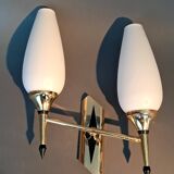 Petite applique à deux lumières, opaline blanche et laiton doré, Circa 1960.