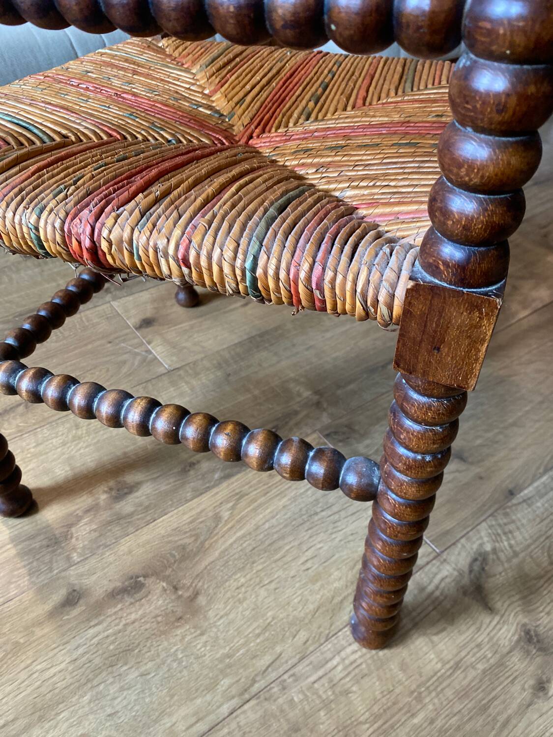 Corner armchair in beaded wood straw