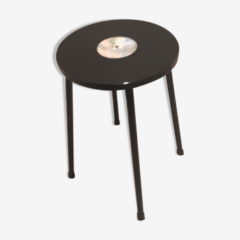 Tabouret d'école rénové avec vinyle