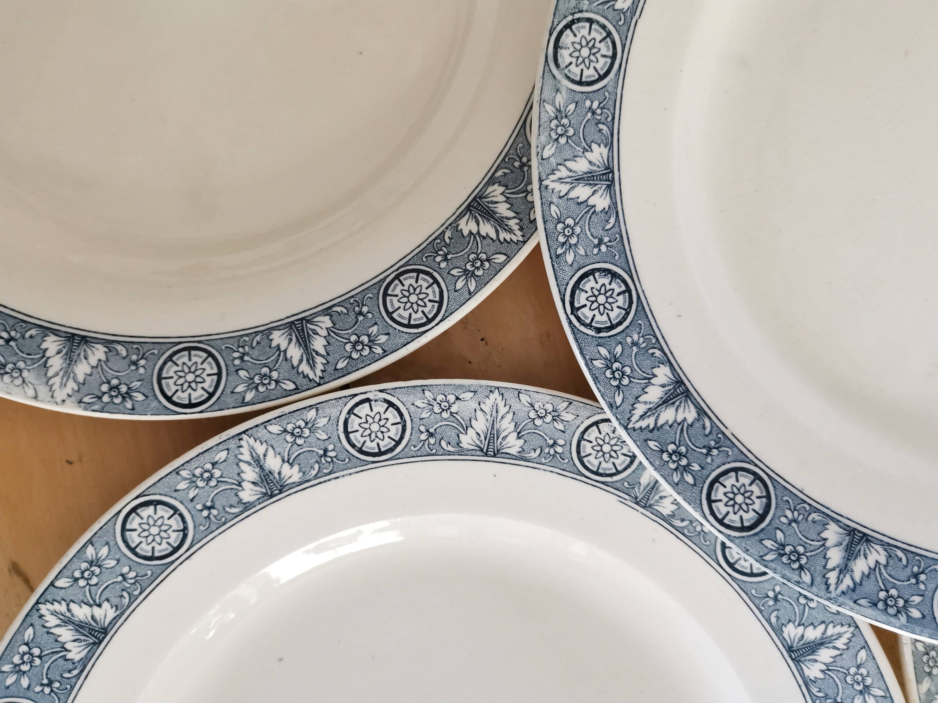 Set of 4 Vintage iron earth flat plates, old crockery